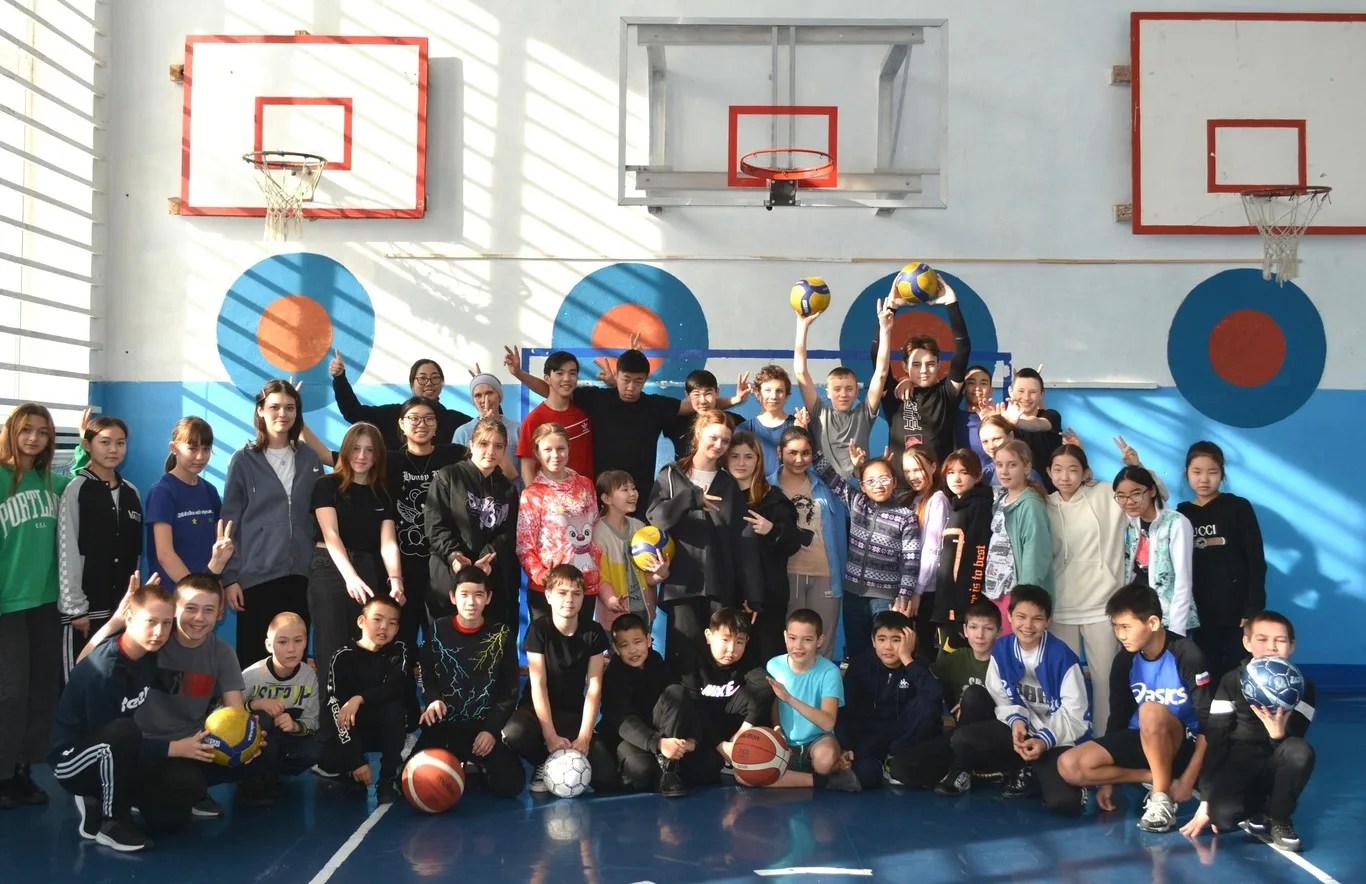 17 февраля спортивный зал школы собрал мальчишек и девчонок 5-7 классов на игру «Вперёд, мальчишки».