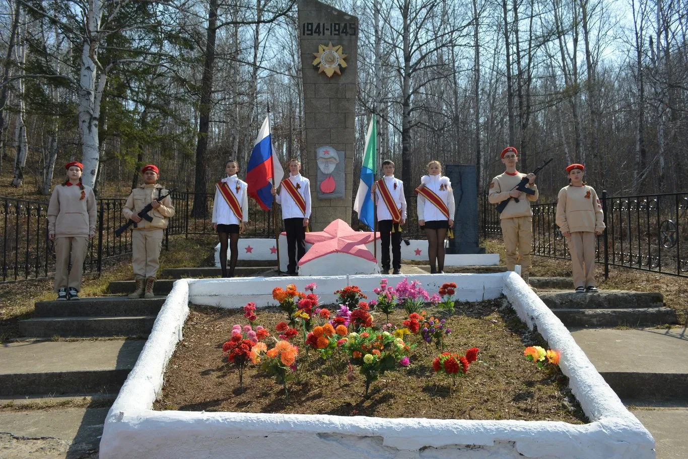 9 мая в 11 часов у памятника погибшим односельчанам состоялся митинг, посвящённый 80 годовщине Великой Победы